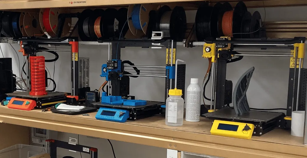 Mehrere Prusa-3D-Drucker nebeneinander im FabLab