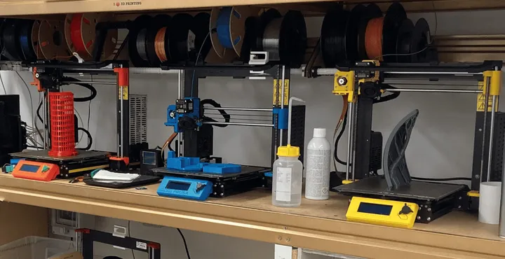 Mehrere Prusa-3D-Drucker nebeneinander im FabLab