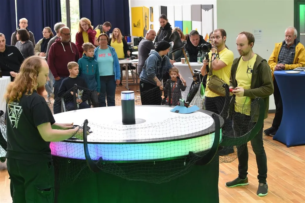 Sumobot-Arena mit Teams und Publikum bei der Competition 2025