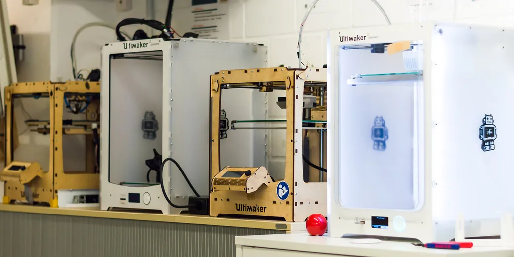 Mitglieder des FabLab Lübeck bei der Arbeit