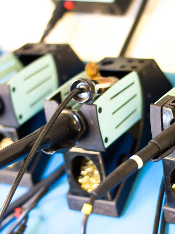 Die Elektronik-Ecke mit Lötstation und Messgeräten