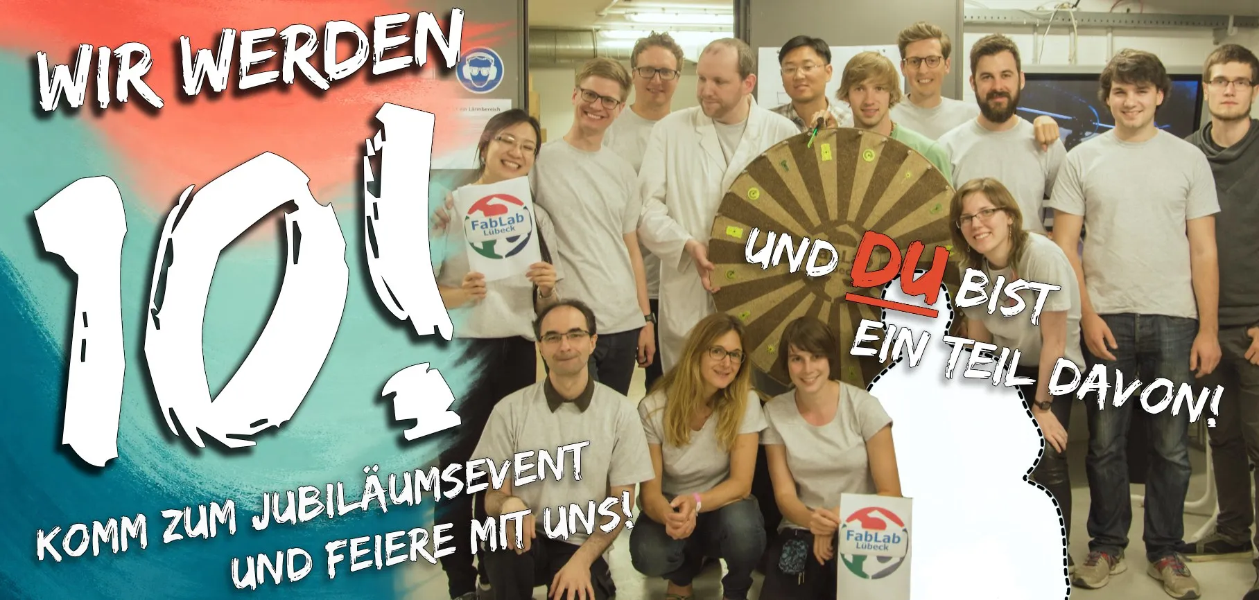 Flyer zum Jubiläum: Wir werden 10! Und Du bist ein Teil davon. Gruppenfoto der Gründungszeit mit Glücksrad und FabLab-Logos