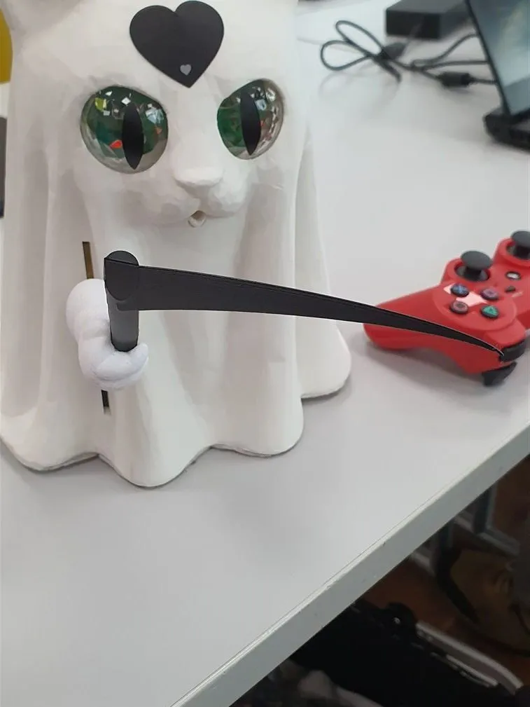 Weißer Katzen-Bot mit Sense und rotem Controller