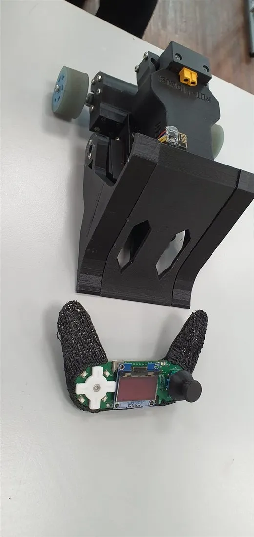 Schwarzer Keil-Bot und selbstgebauter Controller